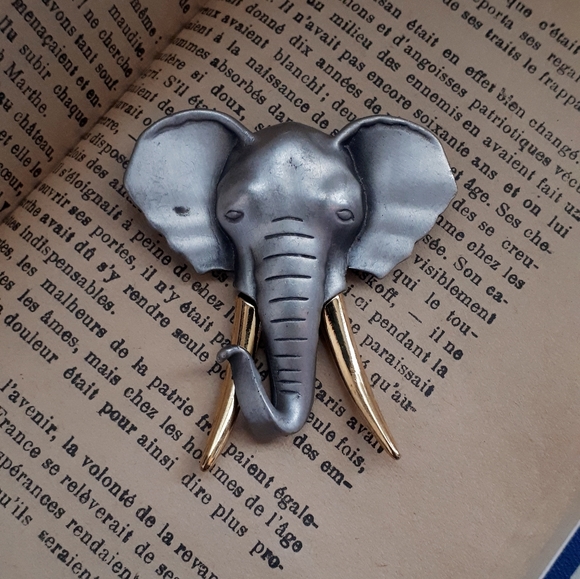 Vintage unsigned J.J Jonette Jewelry brooch - Picture 3 of 7